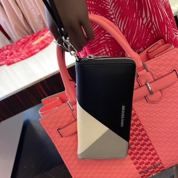 MICHAEL KORS LARGE TRAVEL CONTINENTAL WRISTLET WALLET PHONEHOLDER Black Multi - Picture 6 of 16